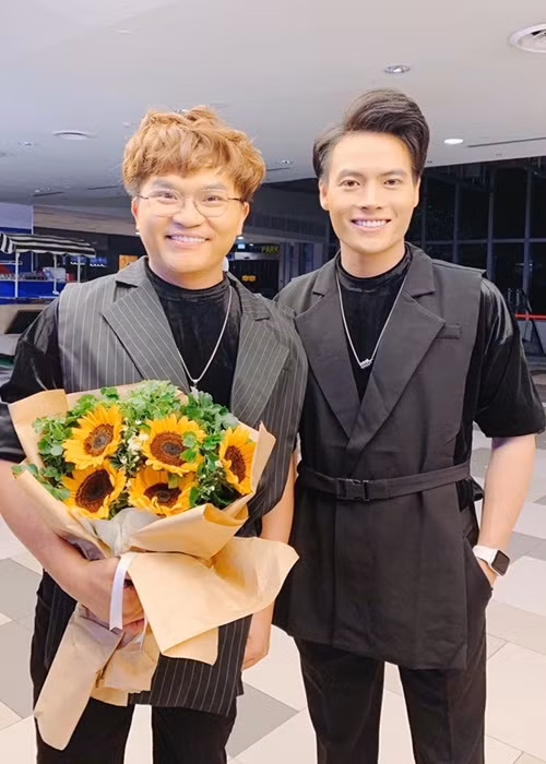 Vài năm trở lại đây, mối quan hệ giữa Đại Nghĩa và Tấn Phát gây chú ý. Cả hai từng cùng làm MC. Trong các chương trình Tấn Phát tham gia, Đại Nghĩa thường xuyên hỗ trợ. Ngoài ra, cả hai nhiều lần bị phát hiện mặc đồ đôi, cùng đi du lịch, thậm chí bị nghi ở chung nhà. Ảnh: Thể thao văn hóa