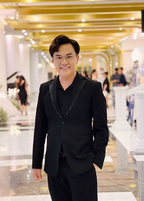 Đại Nghĩa khá kín tiếng về đời tư. Năm 2009, lần hiếm hoi chia sẻ về chuyện tình cảm, nam MC cho biết, anh từng yêu một người mà người ấy chấp nhận được công việc của anh và chịu hy sinh vì anh. Tuy nhiên, bản thân Đại Nghĩa lại rất ái ngại khi những ngày thứ 7, chủ nhật, hay ngày lễ tình nhân, người yêu thui thủi một mình. Ảnh: FBNV
