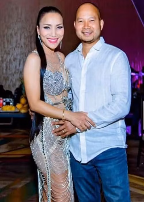 Thomas Tâm không chỉ quản lý công việc của vợ mà còn đảm nhận vai trò tư vấn trang phục, chọn ca khúc.
