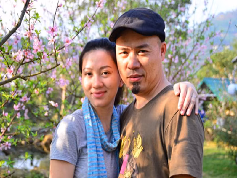 Về lý do tại sao gần như không xuất hiện trên truyền thông, bà xã của Huy Tuấn từng chia sẻ trên Ngôi sao: "Tôi không phải nghệ sĩ nên việc xuất hiện trên báo cùng các con không cần thiết. Tôi muốn làm tốt vai trò một người vợ, chăm sóc gia đình và ở sau hỗ trợ chồng trong công việc". Ảnh: Khám phá