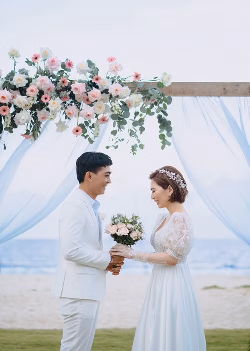 "Tôi cười tít mắt khi hoàn thành mong muốn của vợ. Đồng thời, con tôi cũng được chứng kiến giây phút hạnh phúc của cha mẹ. Đó là món quà vô giá sau này của con", Khương Ngọc bày tỏ. Ảnh: Zing
