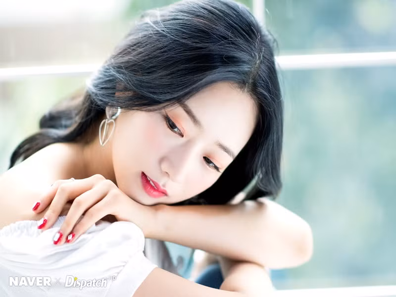 Ghi hình cùng Jun Vũ, Bomi là diễn viên, MC, thành viên nhóm nhạc Apink. Ảnh: Zing