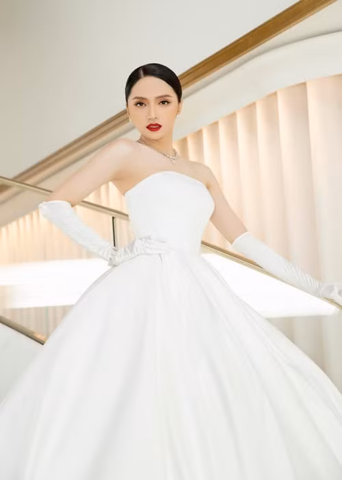Nữ ca sĩ cho biết thêm: “Còn rất nhiều phóng viên khác chụp nữa nhưng thú thật là không biết lấy ở đâu mọi người ạ”. Ảnh: FBNV