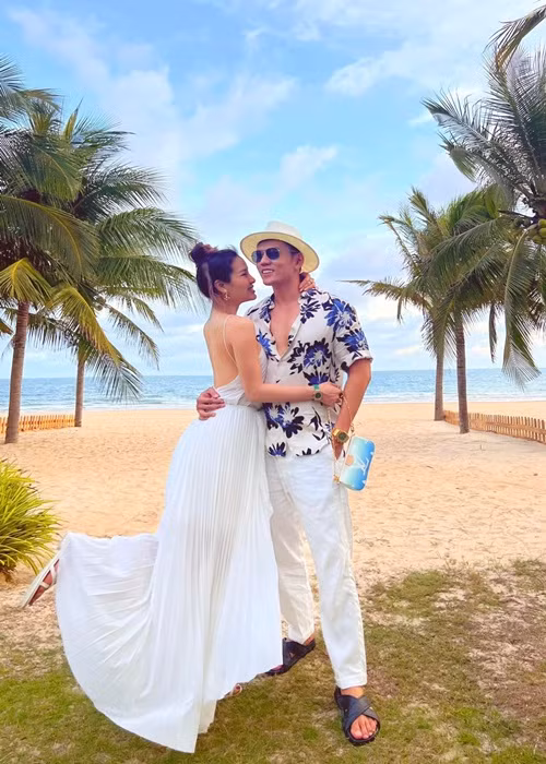 Nữ ca sĩ thường xuyên du lịch biển trong nước và quốc tế.