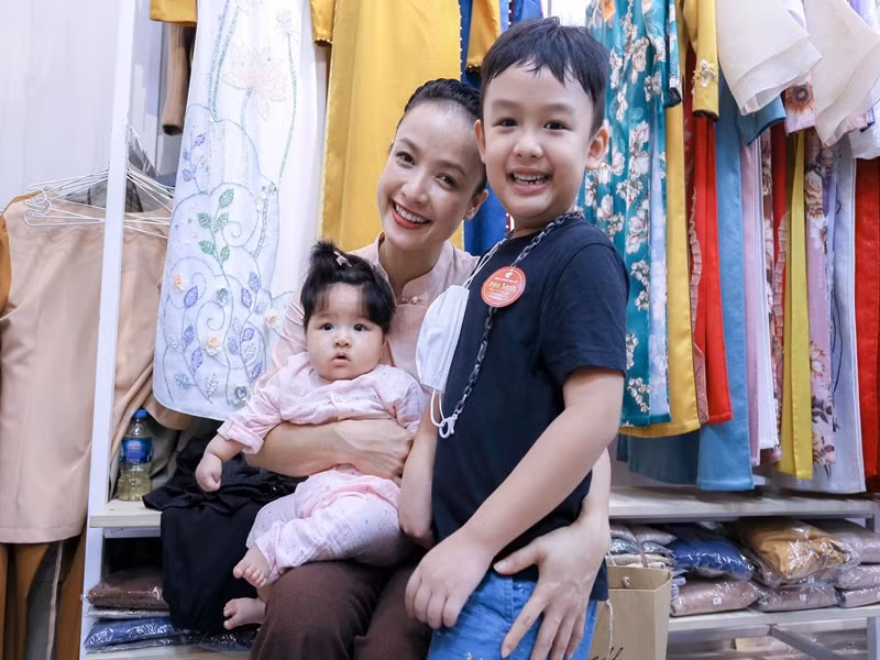 Sau 1 lần đò và có một cậu con trai riêng, Lê Bê La bí mật tái hôn cách đây 3 năm. Nữ diễn viên và người chồng hiện tại có một cô con gái chung tên Bình An.