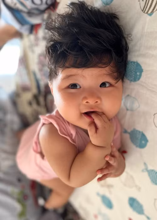 Sau khi công khai thông tin tái hôn, có con gái vào tháng 12/2021, Lê Bê La thoải mái chia sẻ hình ảnh cô công chúa nhưng vẫn giấu kín danh tính người bạn đời.