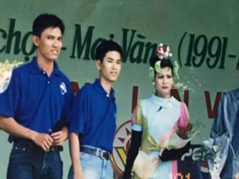 Trong chương trình "Chuyến xe thời gian", Cát Phượng tiết lộ quá khứ khó khăn khi mới vào nghề. Cô kể, bản thân từng bị trường cho thôi học. "Muốn học tiếp, tôi phải đóng 400.000 đồng học phí cho một năm. Thời điểm đó, số tiền này đối với tôi quá lớn nên thôi, tôi nghỉ học luôn" , cô kể. Ảnh: FBNV