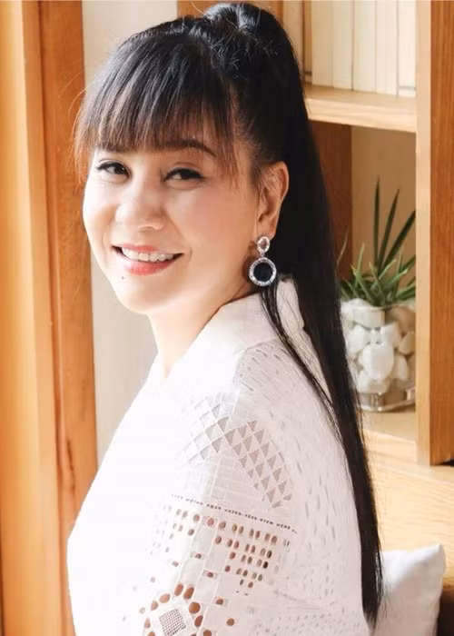 Cát Phượng còn chia sẻ, trong một lần vào đêm 30 Tết, sau khi nhường lại tiền về quê cho các bạn học, cô ra giữa sân trường ngồi ngẩn ngơ. Quyền Linh xuất hiện rủ cô vào phòng ăn cơm chung. "Chỉ có nước tương, vậy mà hai anh em ăn cũng hết nửa nồi cơm. Ăn xong, hai anh em tự cười tự khóc", Cát Phượng nhớ lại. Ảnh: FBNV