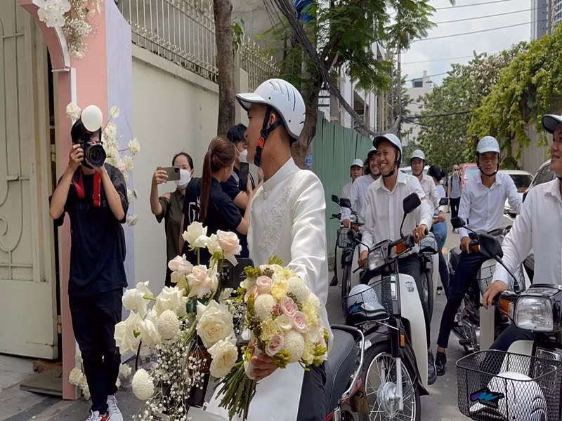Hình ảnh Mạc Văn Khoa đi xe máy cũ đến lễ thành hôn khiến nhiều người thích thú. Ảnh: Zing
