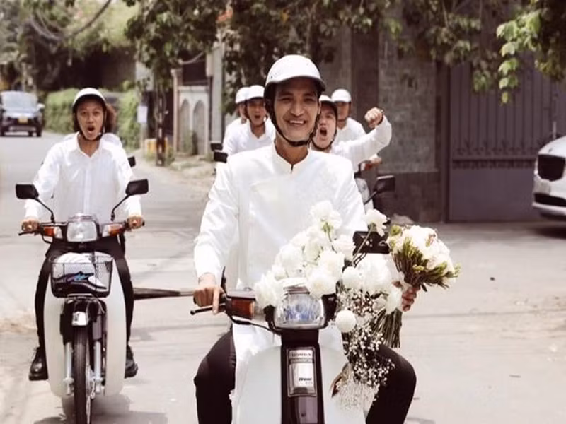 Trong lễ đính hôn, Mạc Văn Khoa đi xe máy cũ. Nam diễn viên hài chia sẻ trên Zing, đây là chiếc xe gắn liền với gia đình anh hơn 20 năm qua. Ảnh: Vietnamnet