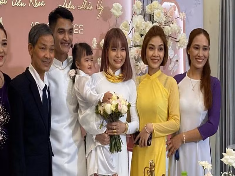 Trong lễ đính hôn, Mạc Văn Khoa chia sẻ: '"Cảm ơn anh em bạn bè đồng nghiệp đã bỏ hết công việc để đến chung vui cùng vợ chồng mình. Cảm ơn bố mẹ hai bên đã yêu thương và giúp đỡ cho các con, vợ chồng con hứa sẽ sống hạnh phúc và chăm sóc cho các con mau ăn chóng lớn. Nói bao nhiêu đây thôi, nói nữa là khóc đó". Ảnh: Công lý và xã hội