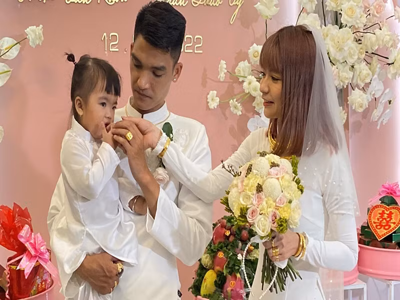 Thảo Vy đeo vàng trĩu cỗ tay. Ảnh: Zing