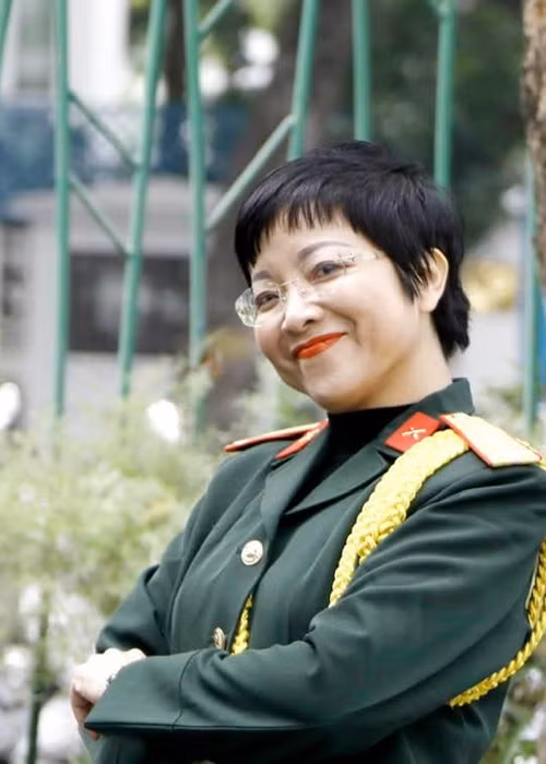 "Tôi đã lên Đoàn ở 10 ngày trên Núi Voi, đã được đặc cách nhận quân hàm Thiếu úy. Nhưng sau đó tôi có giấy báo đã trúng tuyển ĐH Sư phạm Ngoại ngữ. Anh rể tôi đã lên Đoàn chở tôi về để xuống Hà Nội nhập học", MC Thảo Vân kể. Ảnh: FBNV
