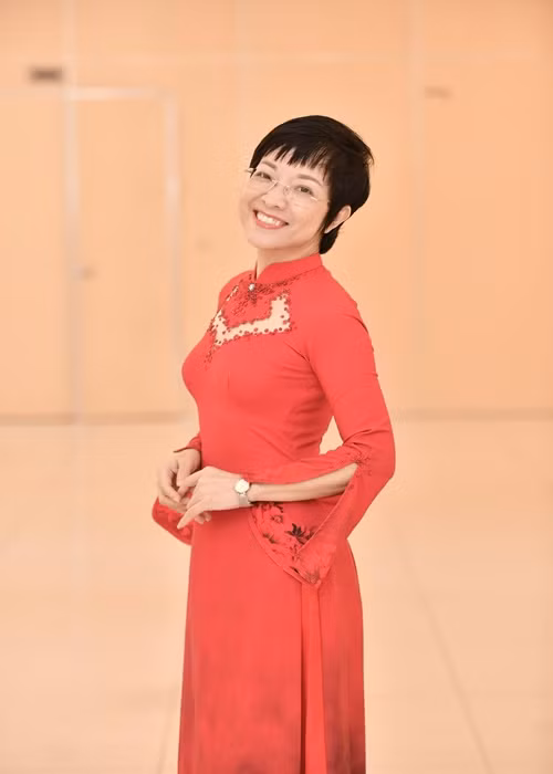 “Dù có thể thời điểm đó nếu tiếp tục làm ca sĩ biết đâu tôi trở thành ca sĩ nổi tiếng bởi không phải ngẫu nhiên đoàn quân khu 1 bằng mọi cách có được tôi sau khi nghe giọng hát. Sau này làm sinh viên, cán bộ tôi đi thi nhiều cuộc và đều giành huy chương vàng toàn quốc. Nhưng tôi nghĩ rằng cái gì cũng có cái giá của nó và những thứ mình nhận được khi làm ca sĩ cũng đáng yêu, cũng hay, tuy nhiên công việc mình lựa chọn hiện tại cũng mang lại những thứ tuyệt vời”, bà mẹ một con nói. Ảnh: FBNV