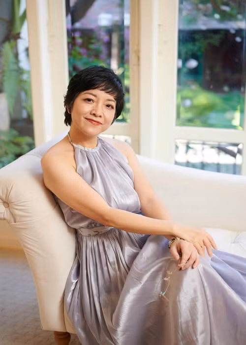 "Tôi là dân tay ngang, không được học nhạc lý nhưng được mọi người ưu ái nên cố gắng tập luyện. Tôi nhớ Hoa Sữa những ngày đầu tập nhạc ở một căn hầm tại ngôi nhà ở đường Điện Biên Phủ (Hà Nội). Lúc đó ở ban nhạc tôi cũng là ca sĩ duy nhất, tập nhạc của anh Vũ Quang Trung, song ca cùng Anh Quân. Sau đó có quay một chương trình để phát sóng trên truyền hình, Hoa Sữa phải mượn sân khấu tại Bệnh viện Quân đội 108", Thảo Vân chia sẻ trên Sức khỏe đời sống. Ảnh: FBNV