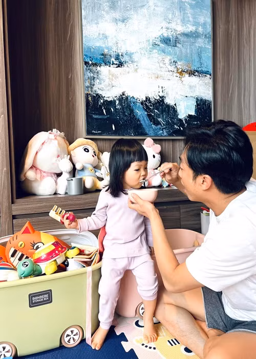Cường Đô la chẳng ngại ngần công việc đút cho con ăn.