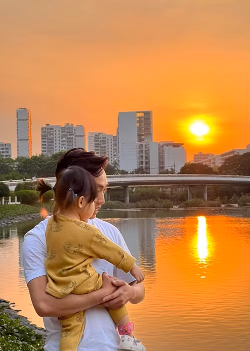 Tan làm, ông xã của Đàm Thu Trang nhanh chóng trở về nhà với con.