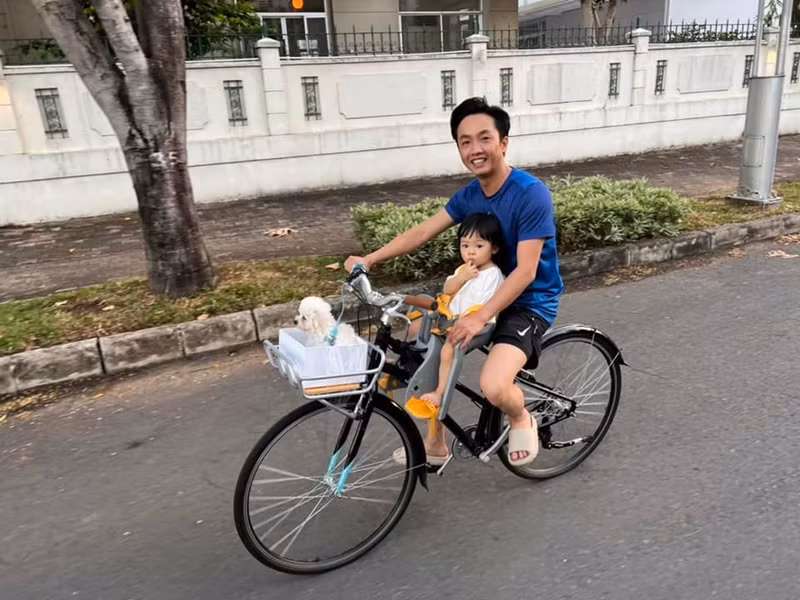 Vị doanh nhân phố núi thường xuyên chở con gái trên xe đạp dạo phố.