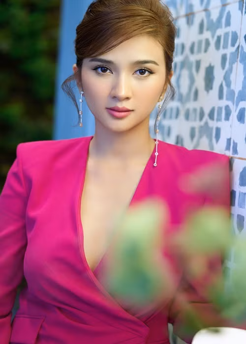 Sau khi ly hôn, Kim Tuyến có mối tình kéo dài nhiều năm. Nữ diễn viên chia sẻ, bạn trai không thuộc tuýp lãng mạn, công việc lại khá bận rộn nhưng sự quan tâm và chia sẻ của anh đã thay cho những hành động, lời nói có cánh. Ảnh: FBNV
