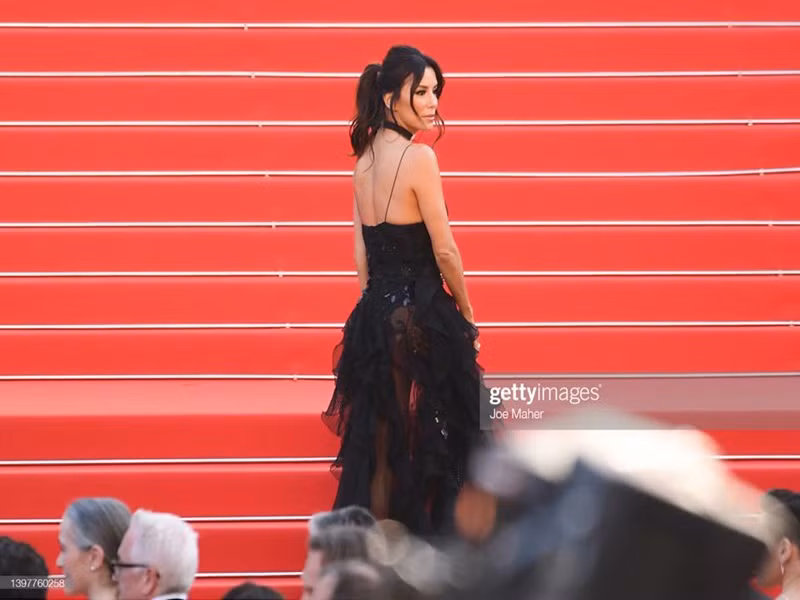Eva Longoria diện đầm hai dây xuyên thấu hở lưng gam đen. Ảnh: Getty Images