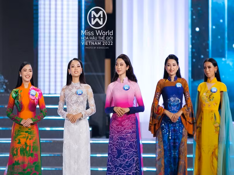 Phương Linh là một trong 3 thí sinh đầu tiên ghi tên mình vào top 20 chung cuộc cùng Lê Nguyễn Bảo Ngọc (Người đẹp thời trang), Huỳnh Nguyễn Mai Phương (Người đẹp tài năng). Ảnh: Fanpage Miss World Vietnam