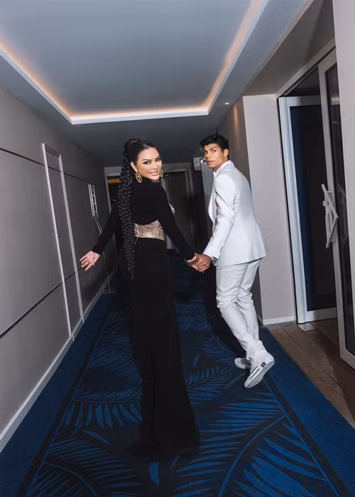 Khi tham dự Cannes 2022, Lý Nhã Kỳ gặp gỡ MC kiêm ngôi sao thời trang nổi tiếng Brazil Lucas Castellani.