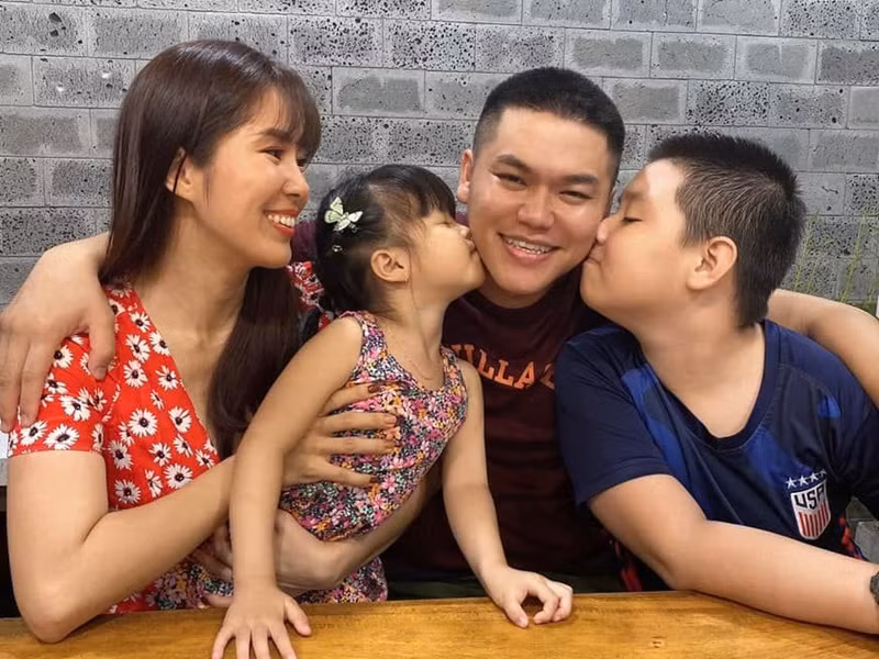 Trung Kiên - chồng trẻ của Lê Phương cũng được biết đến là cha dượng cưng chiều con riêng của vợ. Nam ca sĩ dành tất cả những gì tốt đẹp nhất cho bé Cà Pháo. Theo chia sẻ của Lê Phương, bé Cà Pháo rất ngoan ngoãn và cực kỳ quấn ba Kiên.