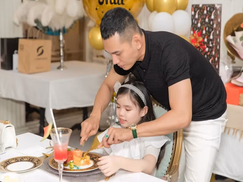 Lý Bình tận tình chăm sóc con gái riêng của Phương Trinh Jolie. Chia sẻ trên Ngôi sao, anh cho biết, bản thân không còn khái niệm bé Mia là con riêng của vợ.