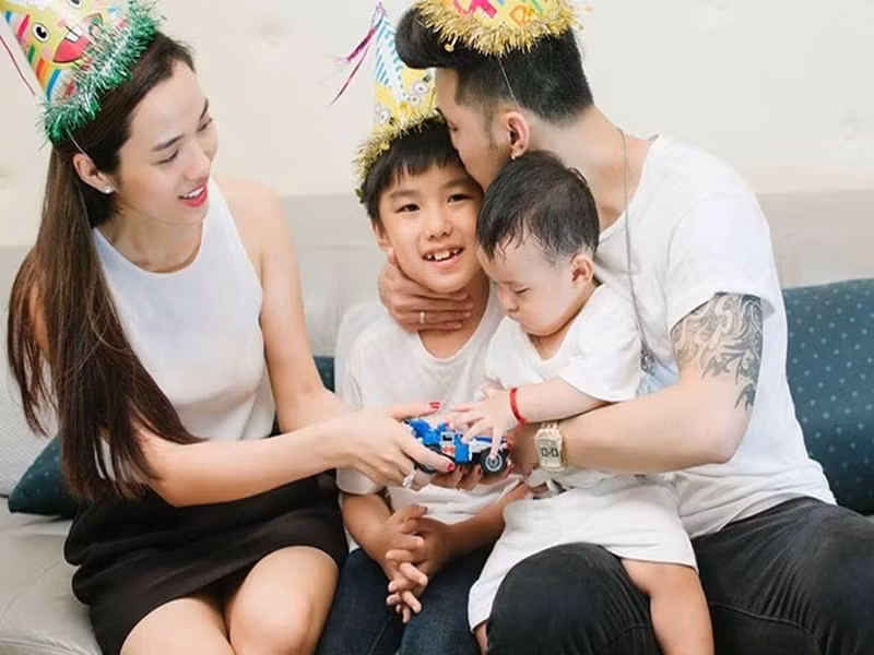 Trong showbiz Việt, Ưng Hoàng Phúc là một trong những nam nghệ sĩ chiều chuộng con riêng của vợ bậc nhất. Chia sẻ trên Zing, Ưng Hoàng Phúc khẳng định, anh chăm sóc, dành cho bé những thứ tốt nhất và không thua kém con ruột.