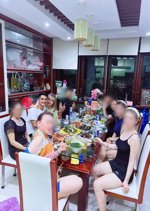 Mac Van Khoa tinh tu ben vo hon tuoi trong tiec sinh nhat