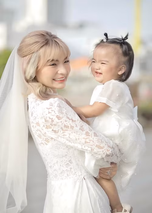 Con gái của Mạc Văn Khoa - bé Minnie chụp ảnh cưới cùng bố mẹ.