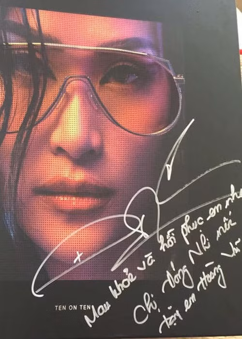Không chỉ hỏi thăm sức khỏe của người hâm mộ, Đông Nhi còn tặng fan album. Ảnh: Saostar