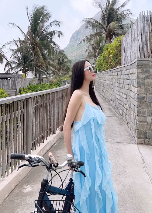 Cô chia sẻ: "Mọi người hãy loại bỏ suy nghĩ: "Một phụ nữ thành công là do được hậu thuẫn bởi một người đàn ông quyền lực. Bởi lẽ, phụ nữ vẫn có thể tự tay xây nên sự nghiệp vững chãi bằng chính sức của mình".