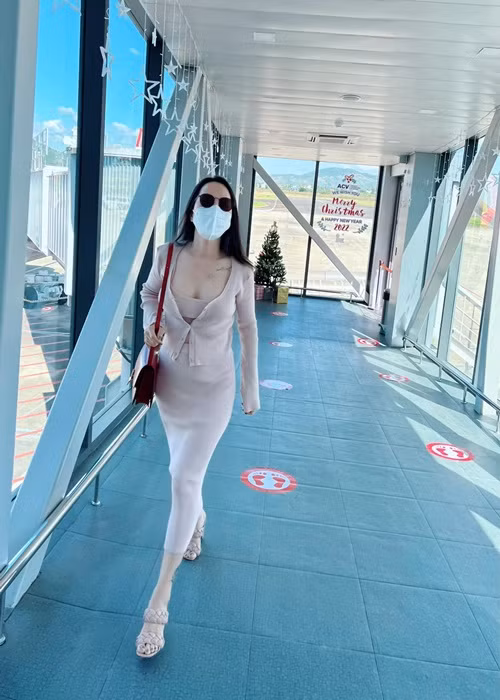 Ngày chưa lấy chồng, cô chưa biết gì ngoài đi học và được gia đình chiều chuộng.