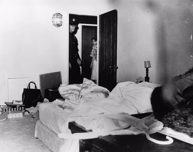 Trước đó, bác sĩ Greenson nhận được điện của Eunice Murray, quản gia của Marilyn Monroe, rằng cô cảm thấy lo lắng khi gõ mãi cửa phòng ngủ của cô mà không có tiếng trả lời dù trong phòng vẫn sáng ánh đèn.