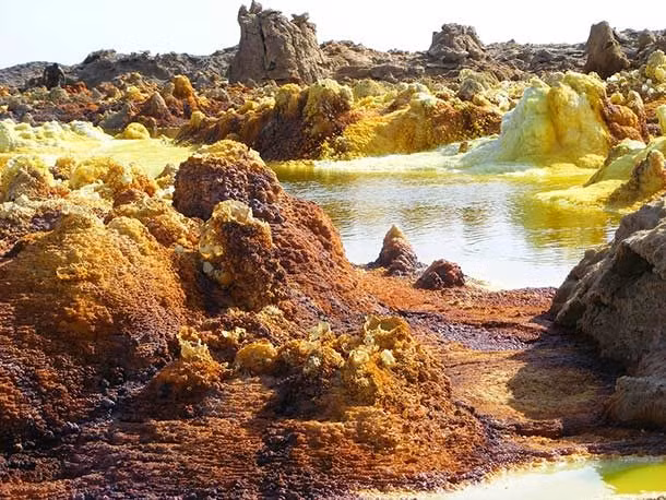 Theo các chuyên gia, kể từ năm 1960 - 1966, nhiệt độ trung bình năm ở Dallol là 34,5 độ C. Điều này có nghĩa nhiệt độ gần như không thay đổi giữa các mùa trong năm.
