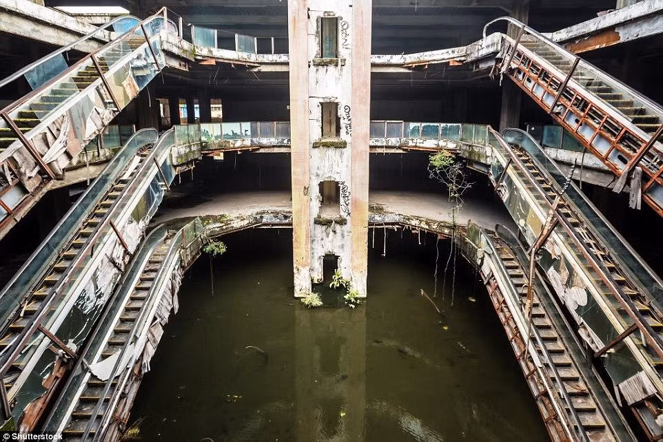 Bên trong một trung tâm mua sắm bị bỏ hoang ở Bangkok, Thái Lan. Nơi đây đóng cửa từ năm 1997 do vi phạm quy định xây dựng. Hiện bên trong công trình này bị ngập nước.