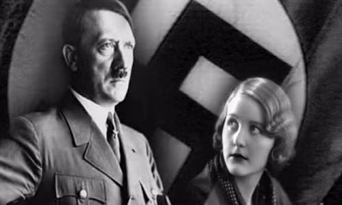 Eva Braun, 17 tuổi, lần đầu tiên gặp Hitler năm 1929. Khi ấy, bà làm phụ tá cho nhiếp ảnh gia cá nhân của Hitler - Heinrich Hoffman. Không lâu sau, Eva trở thành người tình lâu năm của Hitler.