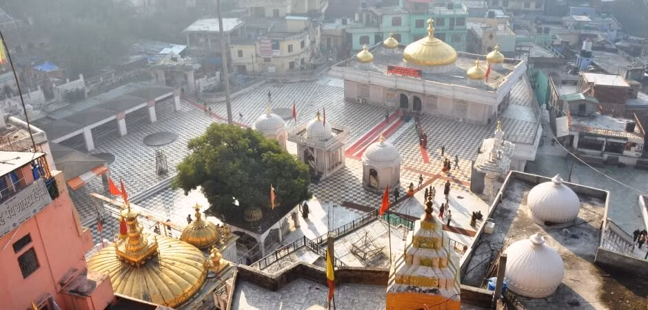 Khi ấy, thần Shiva vô cùng tức giận và ôm xác vợ đang cháy nhảy điệu Tandav Nritya. Thi hài nữ thần Sati vỡ ra thành 51 phần và rơi xuống trần gian.