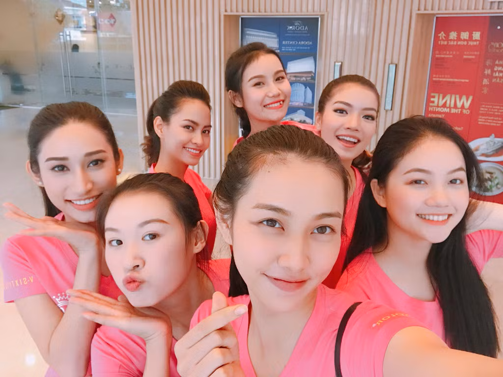 Thùy Tiên vui vẻ chụp selfie với các thí sinh Hoa hậu Việt Nam năm nay. Các cô gái đã có hơn 2 tháng sống cùng nhau, luyện tập để vừa là bạn, vừa là đối thủ trong cuộc thi.