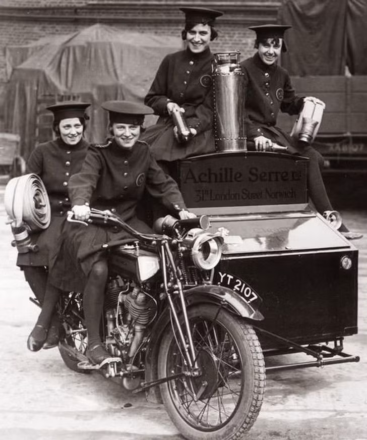 Những bóng hồng trong một đội lính cứu hỏa ở London, Anh năm 1932.