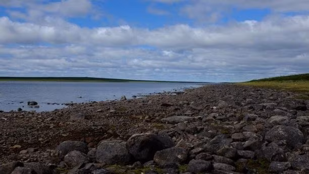 Vụ mất tích của toàn bộ dân làng người Inuit được một thợ săn có tên Joe Lebelle phát hiện. Khi ấy, người thợ săn này đến ngôi làng của người Inuit để xin ở qua đêm.