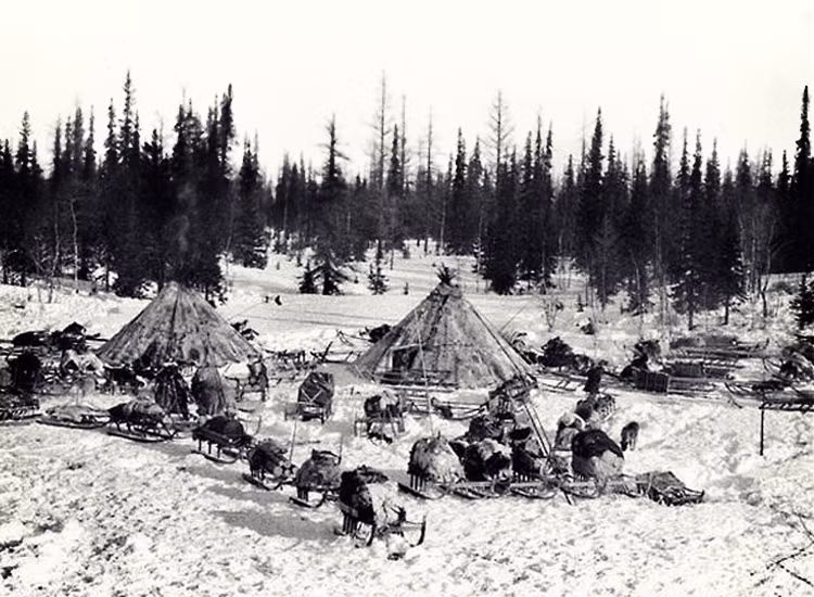 Sang đến ngày hôm sau, cảnh sát đến ngôi làng của người Inuit nằm ven hồ Anjikuni để điều tra vụ việc. Cảnh sát không tìm thấy bất cứ người nào cũng như đàn gia súc mà người dân nuôi.