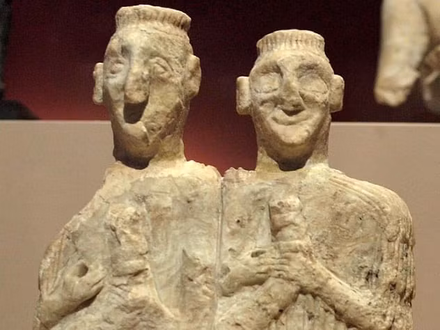 Cụ thể, phụ nữ Babylon được đưa đến một ngôi đền. Tại đây, họ sẽ có "quan hệ" với một người xa lạ. Người đàn ông trong mối quan hệ trên có thể là người giàu hay nghèo, trẻ hoặc già.
