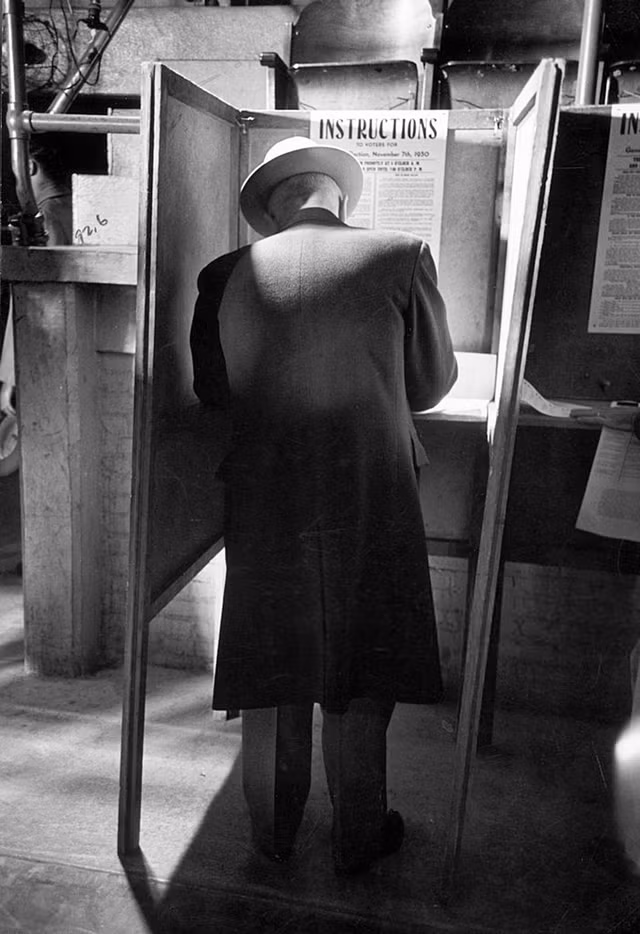 Tổng thống Mỹ Harry Truman đứng bỏ phiếu tại một địa điểm ở Missouri năm 1950.