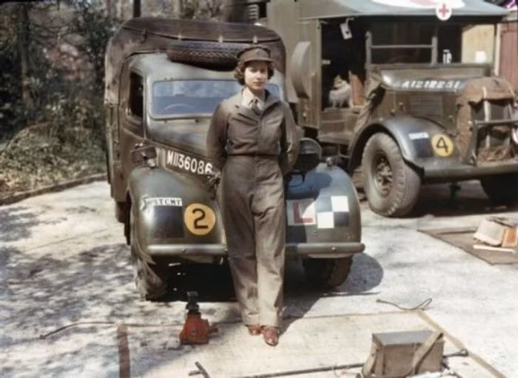 Trước khi trở thành Nữ hoàng nổi tiếng lịch sử Anh, Elizabeth II từng là tài xế xe tải trong quân đội hồi Chiến tranh thế giới 2. Khi ấy, Nữ hoàng Elizabeth II 18 tuổi.