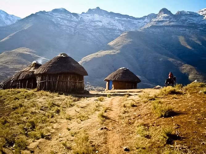 Cao nguyên Lesotho. Lesotho thực sự là một quốc gia độc đáo ở châu Phi. Đây là quốc gia duy nhất trên thế giới không có phần lãnh thổ nào dưới 1000 mét so với mực nước biển.