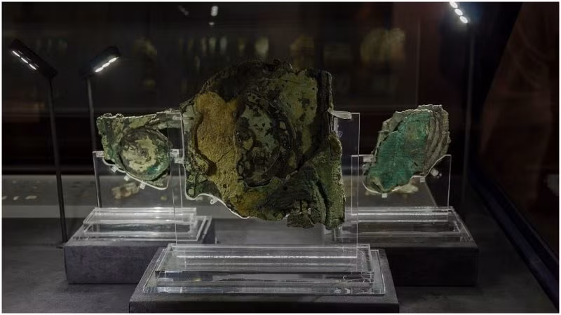 Đặc biệt, Antikythera còn phỏng đoán hiện tượng nhật thực và nguyệt thực theo chu kỳ Thiên thực. Cỗ máy này cũng miêu tả sự di chuyển của Mặt trăng, các ngôi sao trên bầu trời...