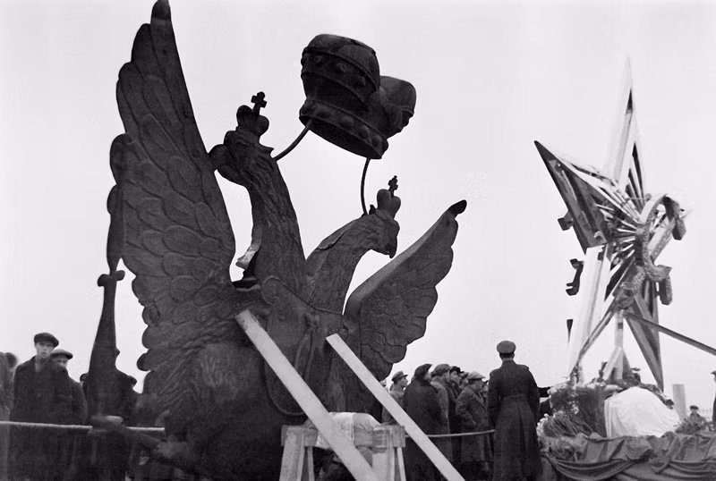 Các ngôi sao được lắp trên các đỉnh tháp của điện Kremlin có thể chịu đựng được những cơn gió mạnh ở nhiều cấp độ.