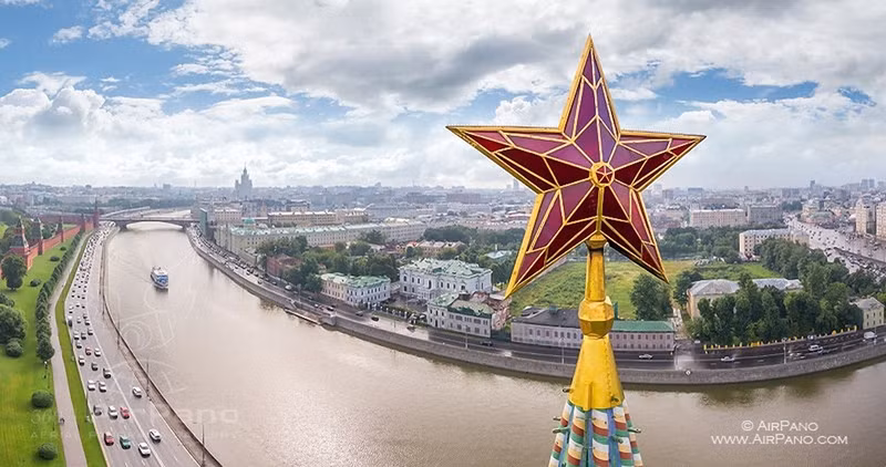 Kể từ khi lắp đặt cho đến nay, 5 ngôi sao trên điện Kremlin chỉ bị tắt đèn hai lần. Lần đầu tiên vào năm 1941. Khi ấy, để tránh cho khu vực này trở thành mục tiêu của máy bay địch tấn công nên đèn trong các ngôi sao được tắt đi.